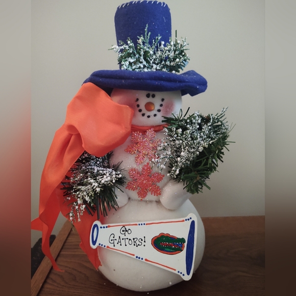 FLORIDA GATOR SNOWMAN, HANDCRAFTED with Snow and Glitter 14" Tall, Gator Colors - Picture 3 of 5